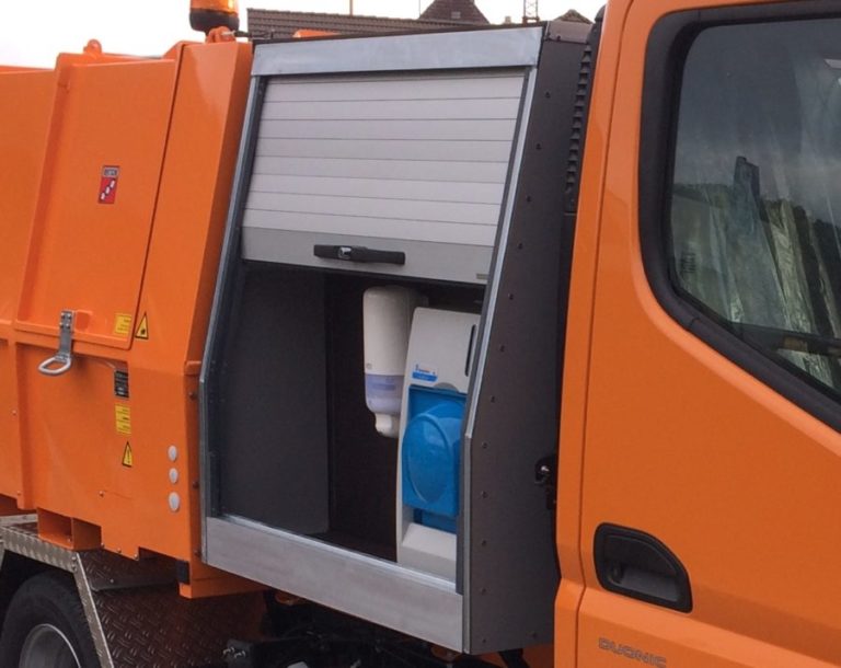 Handwascheinrichtung im Zwischenbehälter LM3,6 Festaufbau auf Fuso-Canter; Bertsche Kommunalgeräte Bräunlingen; Leichtmüllverdichter/Müllpressaufbau Typ LM3,6